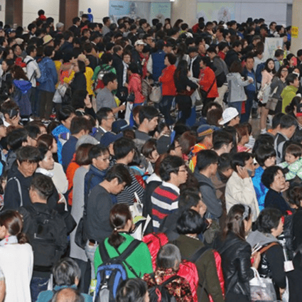 Jeju International Airport is crowded with tourists. Jeju residents are protesting the government's project to build a new airport, saying the overwhelming number of tourists are already causing too many problems on the island. Photo: Yonhap