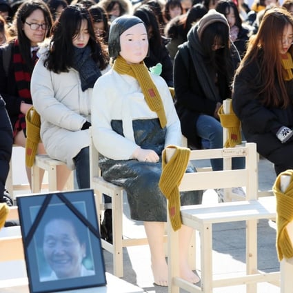 A “comfort woman” statue and portraits of late victims of Japan’s wartime sexual slavery system occupy some of the 300 chairs placed at Seoul’s Gwanghwamun Square, as demonstrators take part in a performance themed “A Promise Inscribed on an Empty Chair”, on December 27. Photo: EPA-EFE/Yonhap