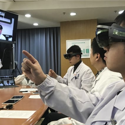 Medical staff in the two hospitals communicate through their 3D imaging headsets. Photo: New.qq.com