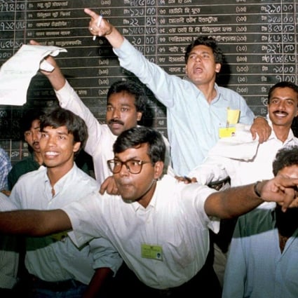 China and India are in a bidding war over teh Dhaka Stock Exchange (DSE). Pictured: Brokers on the floor of the DSE in 1996. File photo: Reuters