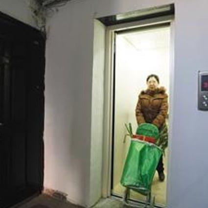 The lift was installed in an old building where there was previously no elevator. Photo: Chinanews.com
