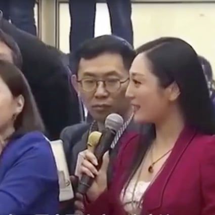 China Business News reporter Liang Xiangyi (left) rolls her eyes at another journalist’s question. Photo: CCTV