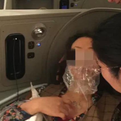 The female passenger suffered convulsions and passed out during the flight. Photo: qq
