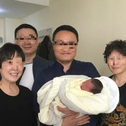 Liu Baojun (centre), who runs a surrogacy institute, flanked by the grandmothers of the baby. Photo: Sina