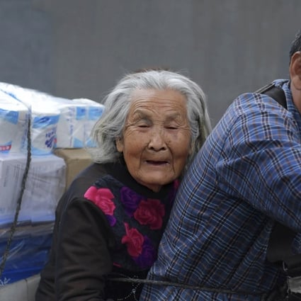 Cai Yujiun has been carrying 92-year-old Yang Suxiu on the back of his bike for the past seven years. Photo: news.qq.com