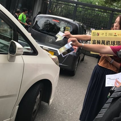 Protesters gather outside Fanling Golf Course to demand the government seize the land for housing. Photo: Handout.