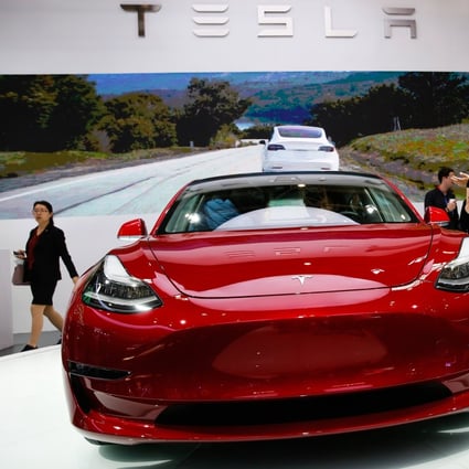Visitors look at Tesla Model 3 car during Auto China 2018 motor show in Beijing, China, 25 April 2018. Photo: EPA-EFE