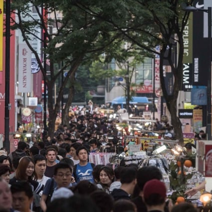 Chinese tourists are returning to popular shopping districts in Seoul even though a ban on group tours remains in force. Photo: AFP