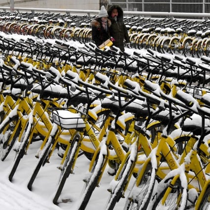 Snow-covered Ofo bicycles parked at the roadside in Zhengzhou, capital of central China's Henan Province. Photo: Xinhua