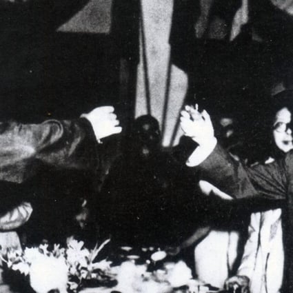 Mao Zedong (left) and Chiang Kai-shek toast over the banquet table in Chongqing in 1945. Photo: ChinaFotoPress