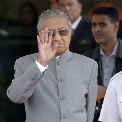 New Malaysian Prime Minister Mahathir Mohamad waves after his meeting with the Sultan of Brunei Hassanal Bolkiah. Photo: AP