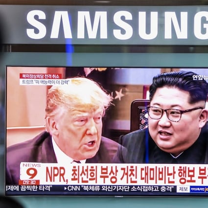 South Koreans watch a television screen broadcasting a news report featuring images of Donald Trump and Kim Jong-un at a subway station in Seoul on May 25 after Trump announced the cancellation of the summit between the two leaders. Photo: Bloomberg