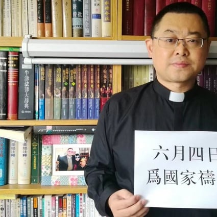 Sichuan-based underground church pastor Wang Yi holding a piece of paper with words “Pray for the country on June 4". Source: Twitter