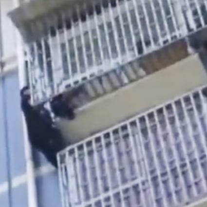Zhang Xin scaled the building and managed to push the little boy safely back into the flat. Photo: Pearvideo.cn