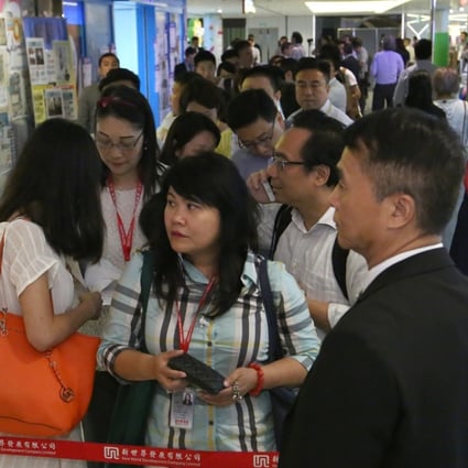 Buyers lining up at the sales office for Fleur Pavilia in Tsuen Wan. 12JUN18 SCMP / Edmond So