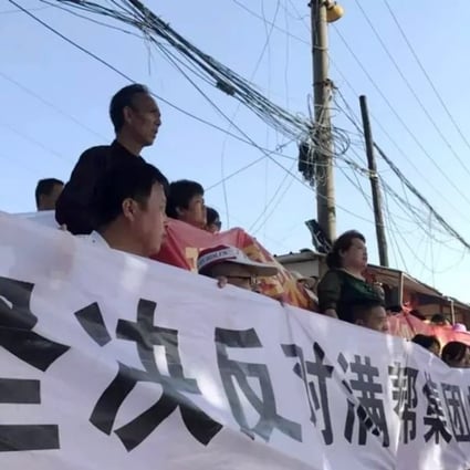 Chinese truck drivers are protesting Manbang Group monopolising the market, on top of high fuel costs and random traffic signs. Photo: Handout.