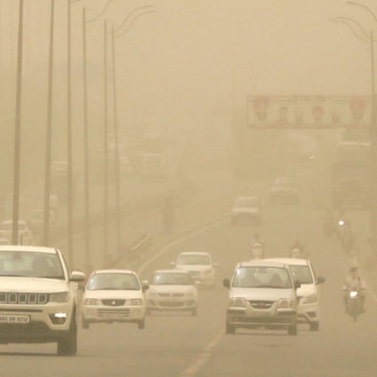 epaselect epa06809034 Commuters drive through an area blanketed with heavy dust and pollution in Amritsar, India, 15 June 2018. People in the northern regions are struggling with thick haze and dust as the air quality hit 'severe levels' in the past days, media reports state. EPA-EFE/RAMINDER PAL SINGH