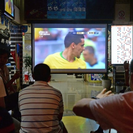 People watching the 2018 Russia World Cup in Shanghai. China. Photo: AFP
