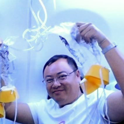 A passenger on CA106 poses with oxygen masks. Photo: Weibo