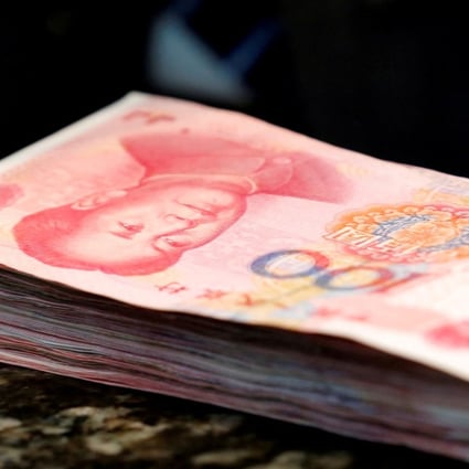 Chinese 100 yuan banknotes are seen on a counter of a branch of a commercial bank in Beijing, China, March 30, 2016. Photo: REUTERS