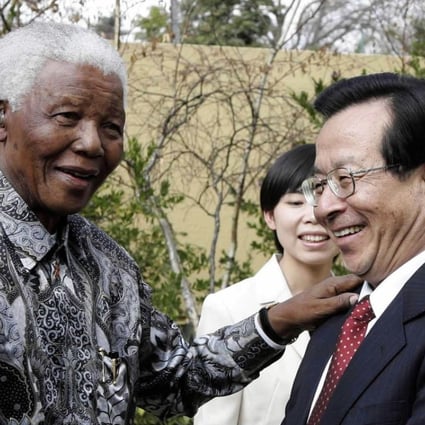 Former South African President Nelson Mandela (L) meets with visiting Chinese Vice President Zeng Qinghong in Johannesburg June 28, 2004. Photo: Xinhua
