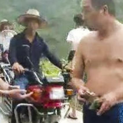 The motorcyclist was unconvinced that a man wearing swimming trunks was a police officer. Photo: News.163.com