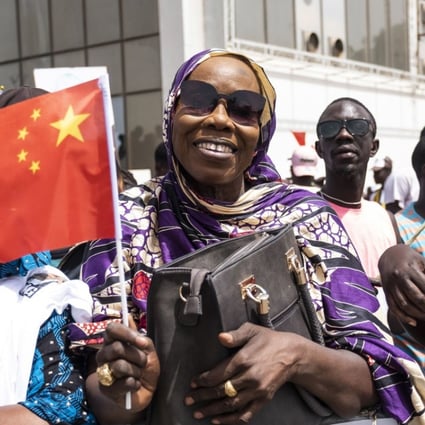 A Senegal resident welcomes Chinese President Xi Jinping in Dakar on July. 21. Xi arrived in Africa on a four-nation visit, seeking deeper military and economic ties. Photo: AP
