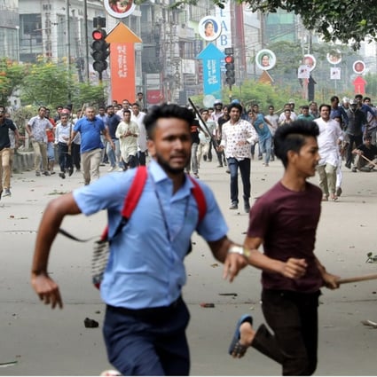 Students run away from police and government supporters while protesting against road accidents that killed a boy and a girl, in Dhaka, Bangladesh on August 4, 2018. Photo: Reuters
