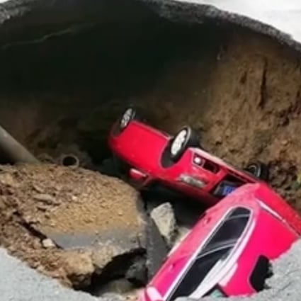 (ATN 2 ROAD) Two sedans fell into a hole that suddenly appeared in a road in Harbin of Heilongjiang. Photo: sina