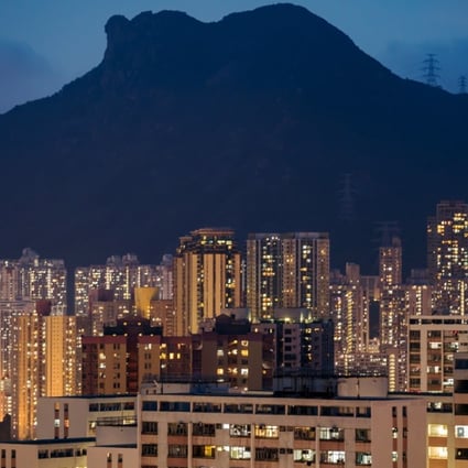 Analysts warn that a cocktail of global headwinds could be about to usher in a period of deflation for Hong Kong house prices. Photo: Bloomberg