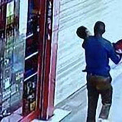 A man was seen carrying the boy away outside a supermarket. Photo: m.people.cn