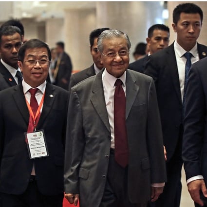 Malaysia’s Prime Minister Mahathir Mohamad is escorted by officials as he arrives at a hotel in Beijing for lunch with Malaysian businesses in China on August 19, 2018. Photo: AP