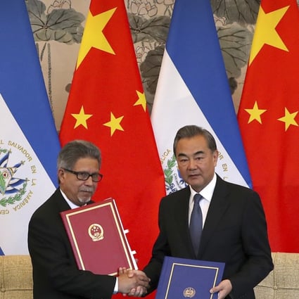 El Salvadoran Foreign Minister Carlos Castaneda (left) and his Chinese counterpart Wang Yi shake hands at a signing ceremony to mark the establishment of diplomatic relations between the two countries at the Diaoyutai State Guesthouse in Beijing on Tuesday. Photo: AP