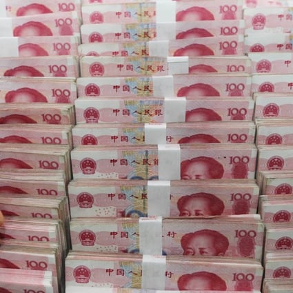 A teller counts yuan banknotes in a bank in Lianyungang, east China's Jiangsu province. Photo: AFP
