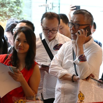 Potential homebuyers queue up for units in Cullinan West II, a development by Sun Hung Kai Properties, on August 26, 2018. Photo: Nora Tam