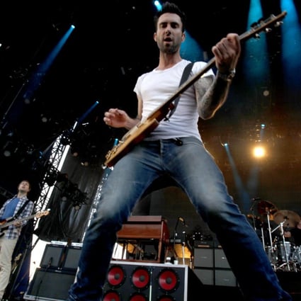 Lead singer and guitarist Adam Levine plays to the crowd during a Maroon 5 gig in Minnesota, the US. Photo: Alamy