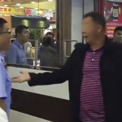 An argument broke out when an elderly man tried to pay in cash for a bunch of grapes at a cashless supermarket in Jixi, Heilongjiang province. Photo: Guancha.cn