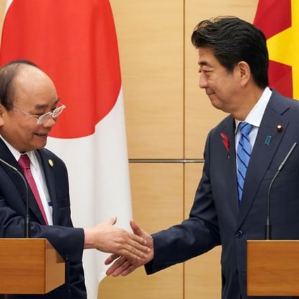 Vietnam Prime Minister Nguyen Xuan Phuc (left) and Japan Prime Minister Shinzo Abe shake hands after their joint press conference in Tokyo on Monday. Photo: AFP