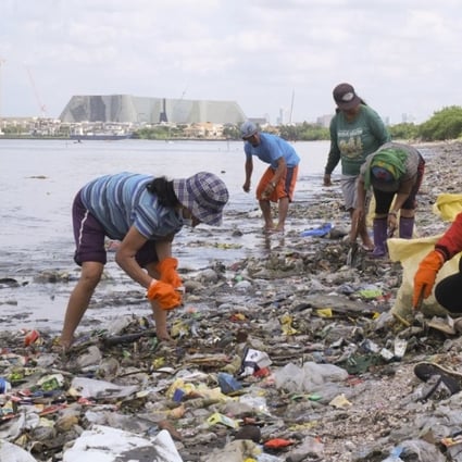 Volunteers cleaning general plastic waste along the shore in the Philippines, which is behind only China and Indonesia in the amount of its discarded plastic that ends up in the ocean. Photo: Break Free From Plastic