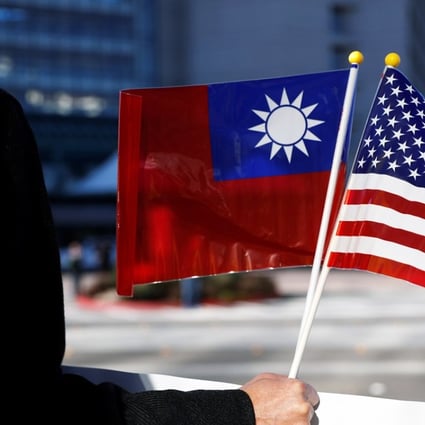 A demonstrator holds flags of Taiwan and the United States during Taiwanese President Tsai Ing-wen’s stopover after her visit to Latin America in California, US, on January 14, 2017. Photo: Reuters