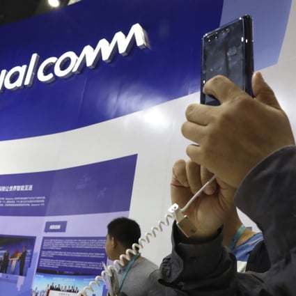 Attendees look at the latest technology from Qualcomm at the China International Import Expo in Shanghai, Nov. 6, 2018. Photo: AP
