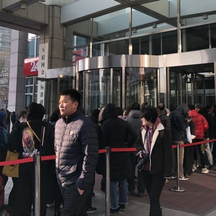Ofo users line up outside its head office in Beijing on Monday hoping for an immediate refund of their deposit. Photo: SCMP