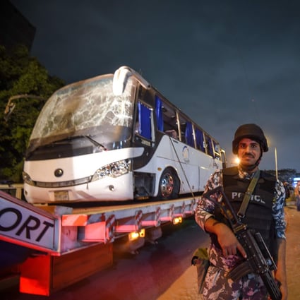 The tourist bus being towed away from the scene in Giza province, south of the Egyptian capital Cairo, after three Vietnamese holidaymakers and an Egyptian tour guide were killed by a roadside bomb blast on December 28, 2018. Photo: AFP