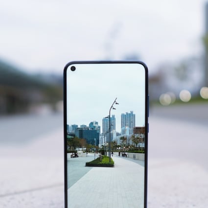 hole punch selfie camera replaces notch