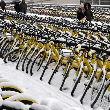 Snow-covered Ofo bicycles are parked at the side of a road in Zhengzhou, the capital of central China’s Henan province, in January 2018. In December, millions of users asked for refunds from Ofo as the company struggled to deal with a cash shortage. Photo: Xinhua