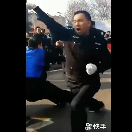 Traffic policeman Wu Bifa was caught on camera performing kung fu-style moves to inspire his tug of war team. Photo: Qq.com