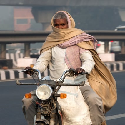 Motorists travel along a road amid heavy smog in Delhi, India. Photo: Bloomberg