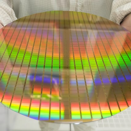 A scientist holds silicon wafers, which are used in the production of semiconductors. Investments by Chinese firms in the American semiconductor and technology hardware segments dropped last year to US$203.4 million from US$1.03 billion. Photo: Shutterstock
