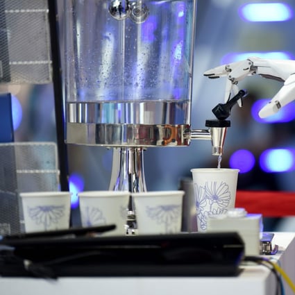 A robot arm shows how to collect a cup of water at the 2018 World Robot Conference in Beijing on August 15, 2018. Photo: AFP