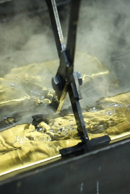 A worker plunges a gold ingot into a cooling bath at the Uralelectromed Copper Refinery, operated by Ural Mining and Metallurgical Company, in Verkhnyaya Pyshma, Russia, on July 30, 2020. Central banks are estimated to have bought more gold in the third quarter of 2022 than ever before. Photo: Bloomberg